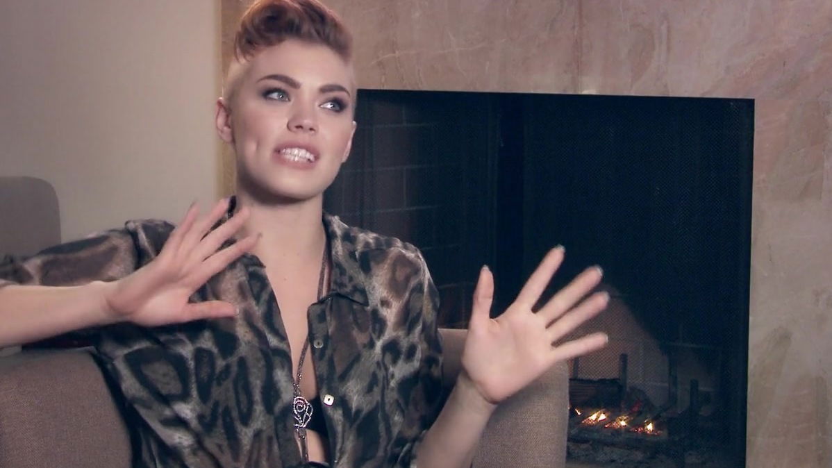 Glamorous babe Britt Linn poses naked