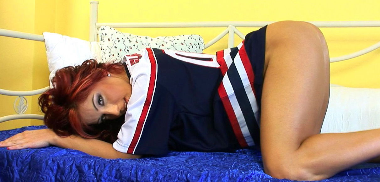 Milf pornstar Ashley Robbins penetrates spicy pussy with toys