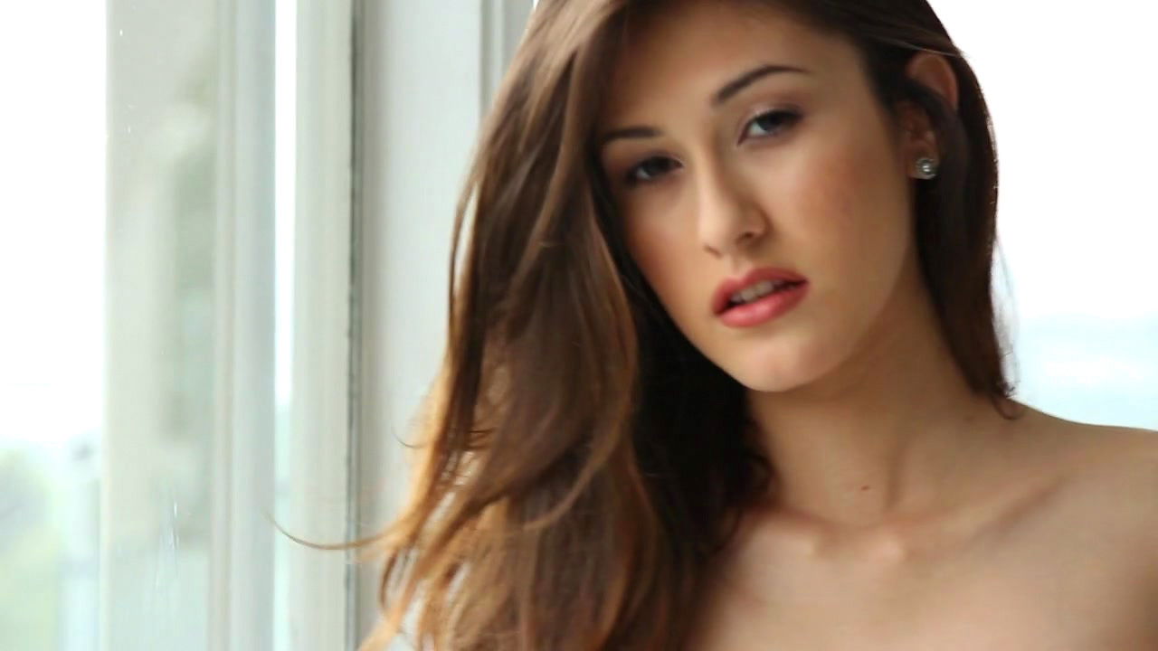 Smiling Tania Funes shows naked puss