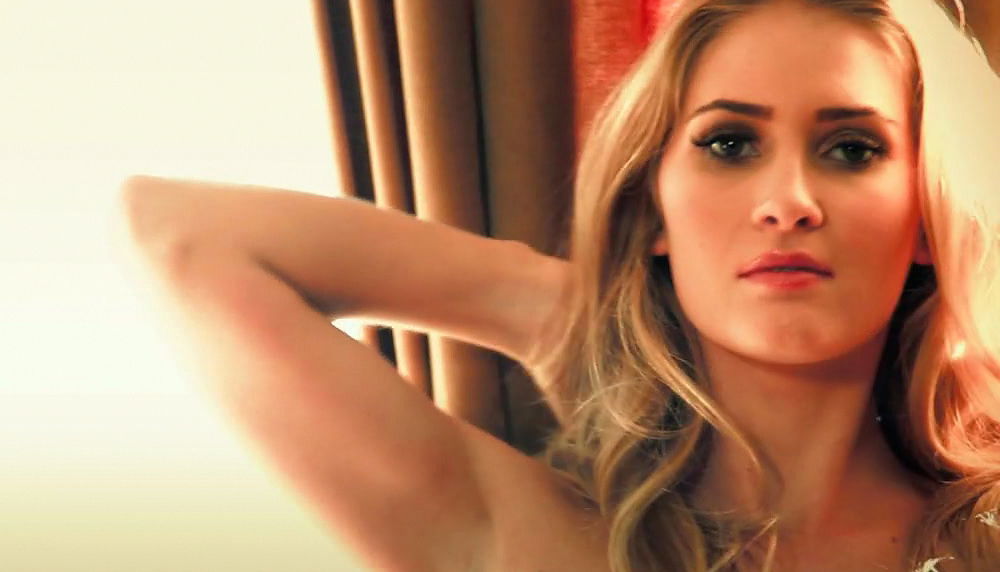 Bleached chick Lauren Volker shows her pretty pussy