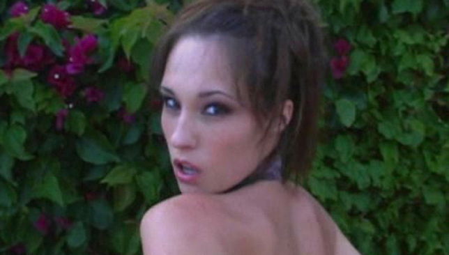 Elle Williams is posing naked in the garden