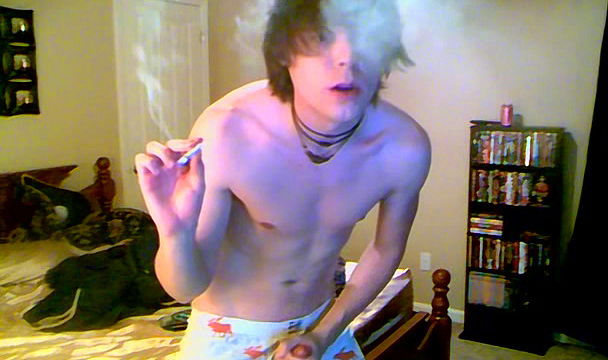 Trace Van De Kamp masturbates on the webcam