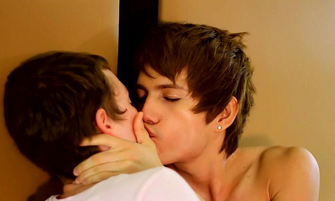 Giovanni Lovell is kissing with sexy James Taylor