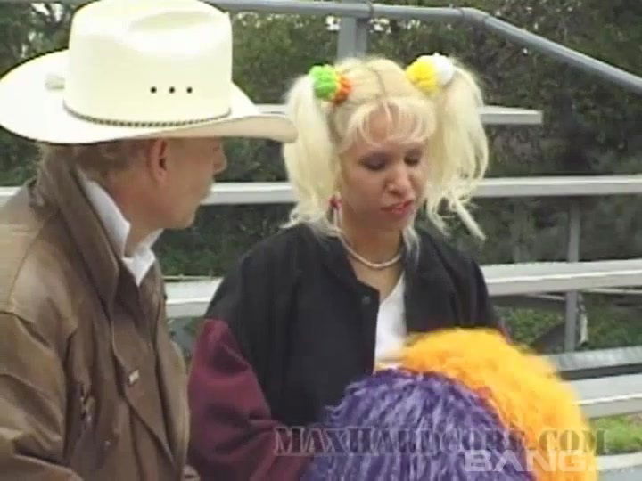 Cheerleader Candy Kiss likes when plays with pussy