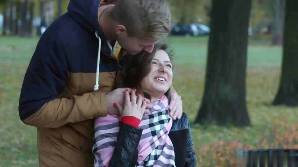 After walking in the park, the guy invited Sandra Welness to home