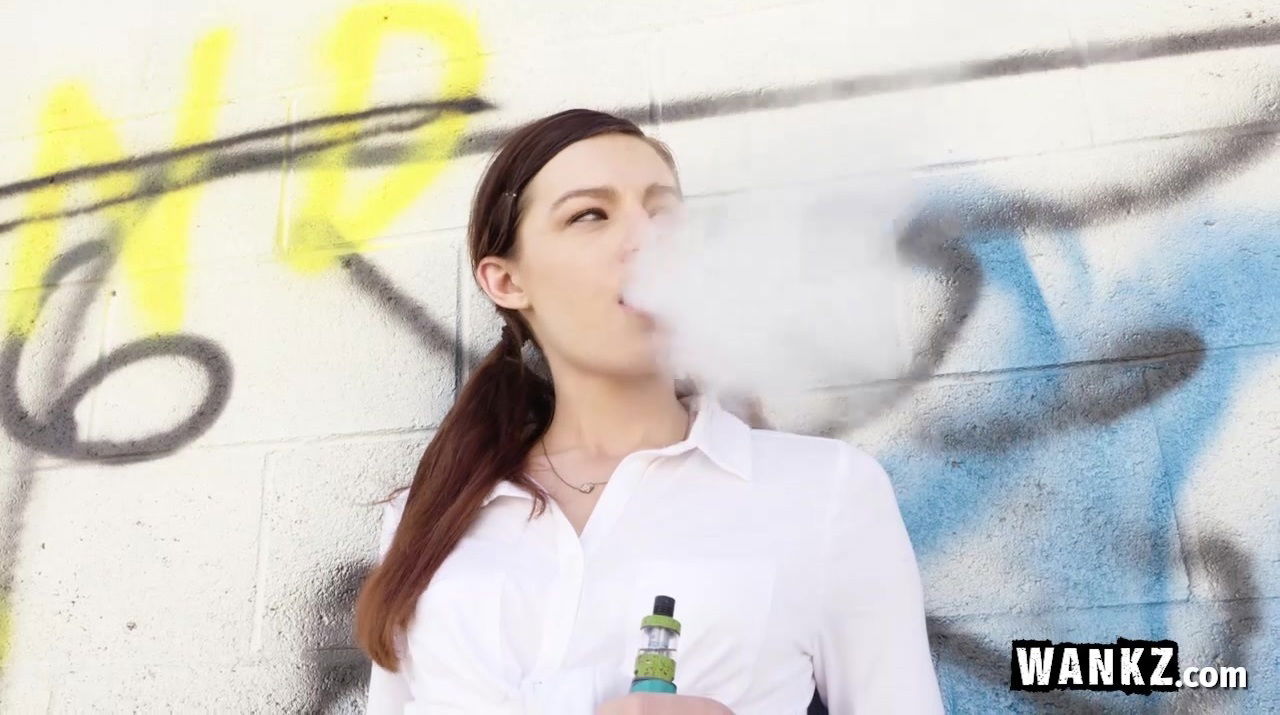 Unprotected with cute college girl Avery Moon ends huge creampie! Oops!