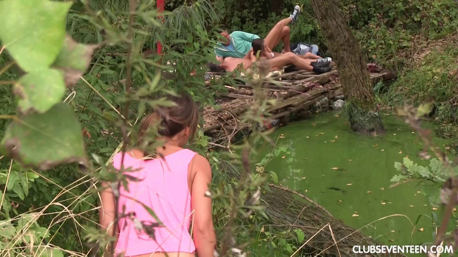 Natural babe lets her new buddies bang her on the local river