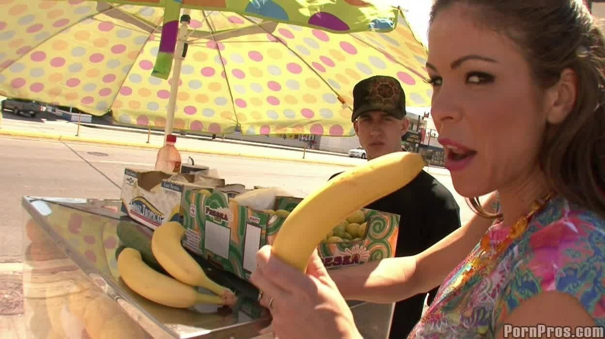 Busty brunette hussy Hunter Bryce rides massive shaft