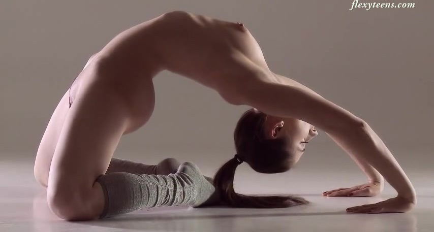 She's called Siro Zagibalo and she's ready to show us her cunny!