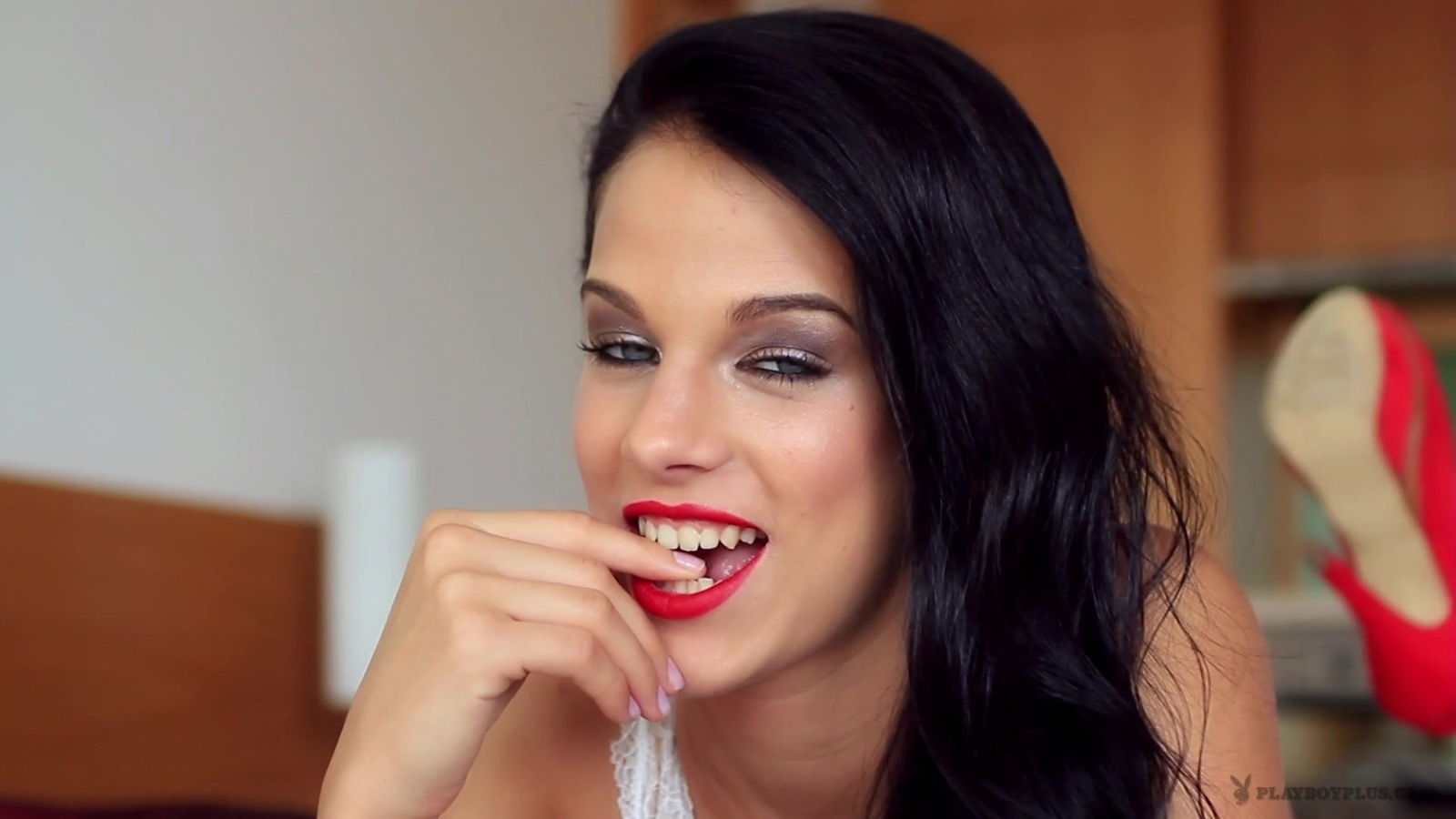 Demia Moore waits lipstick lace turn