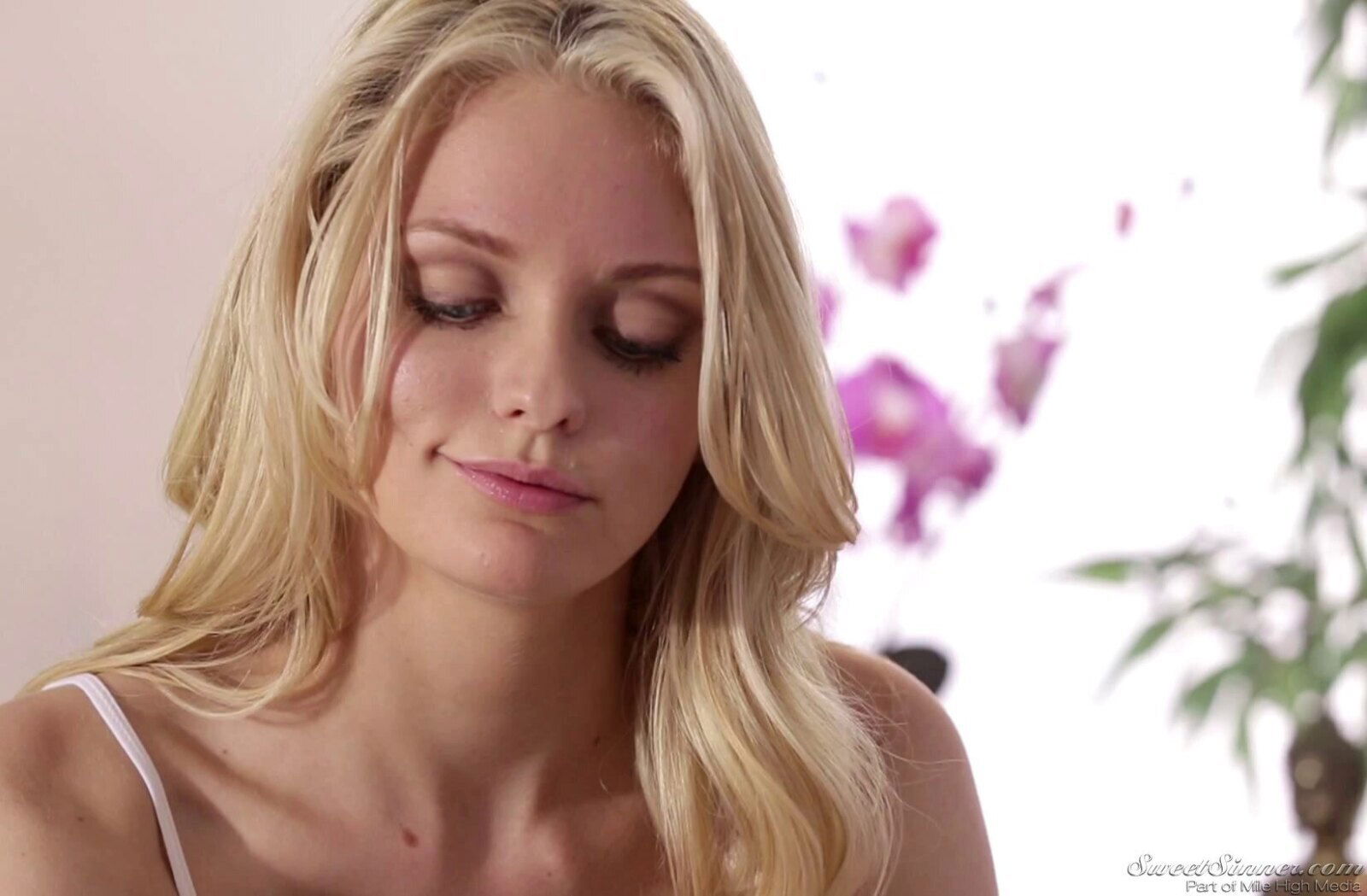 Skilled masseuse Allie climbs dick rides hard