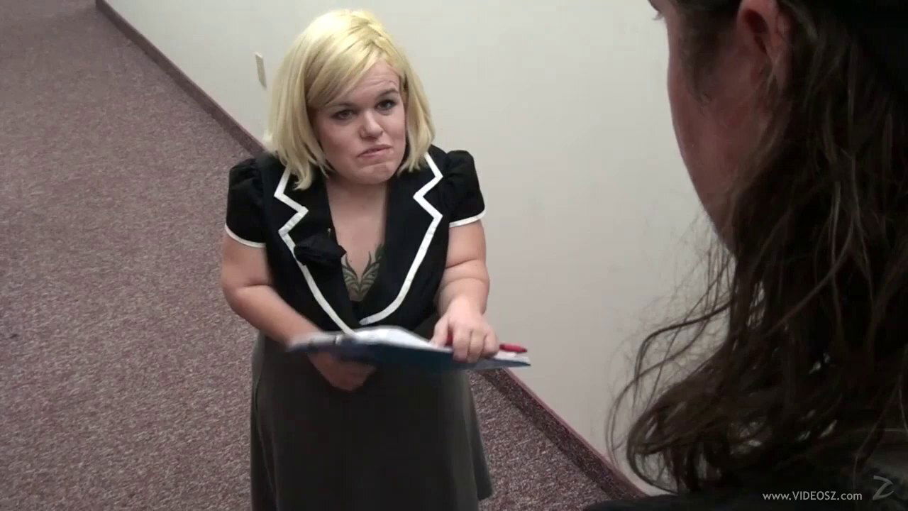 Impassioned brunette with natural delivering luscious blowjob before getting screwed hardcore