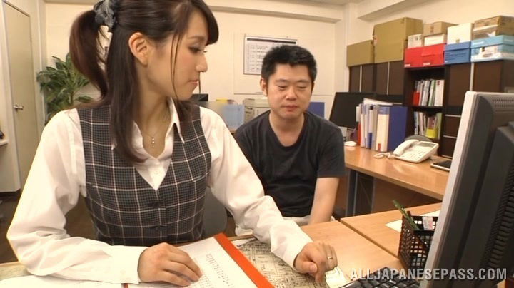 Pretty asian working lady Ki Hanyuu deepthroats her horny colleague's dick