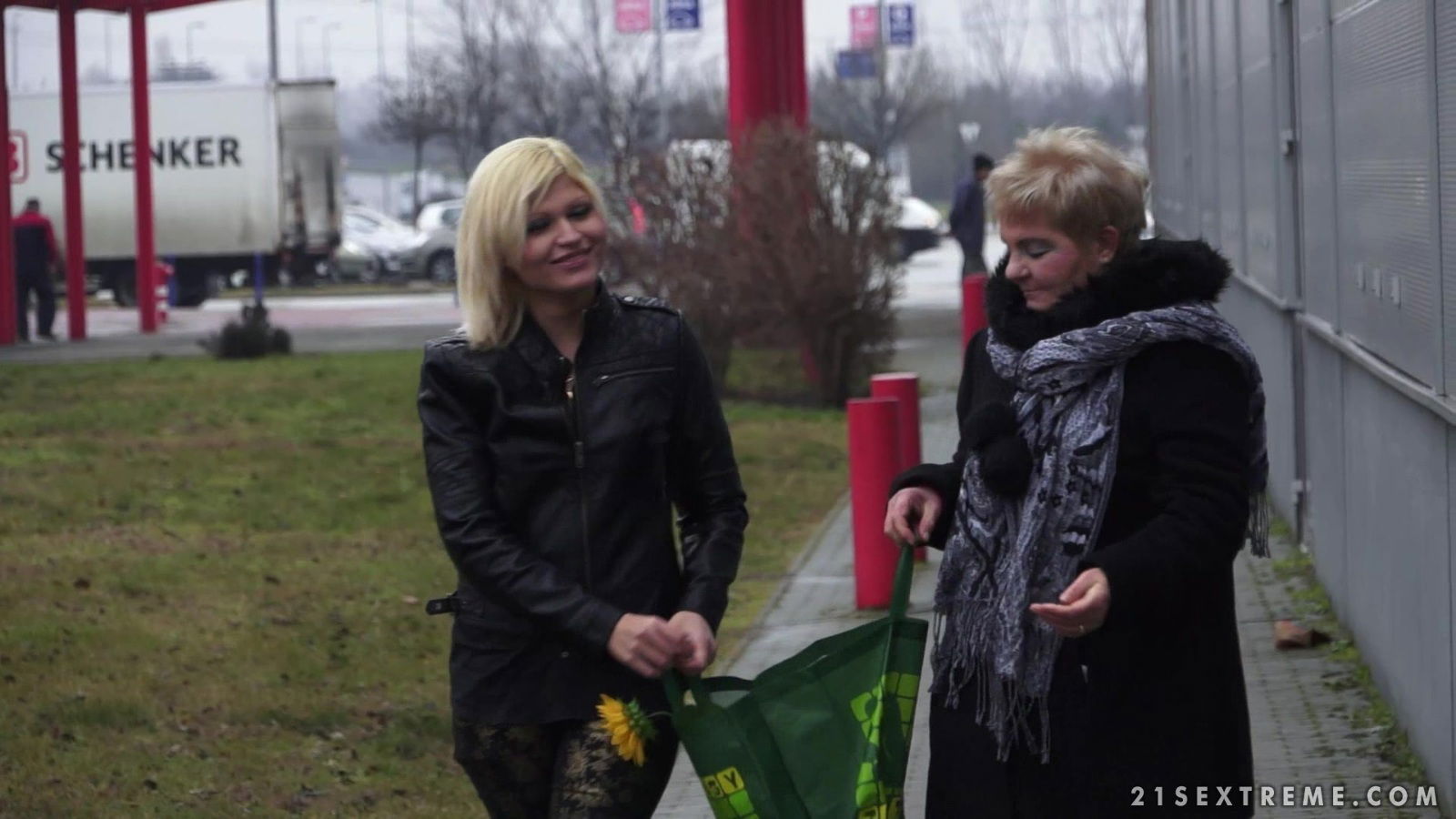 Lady Bella sucks Kitty Rich's pussy in a lesbian fuck time