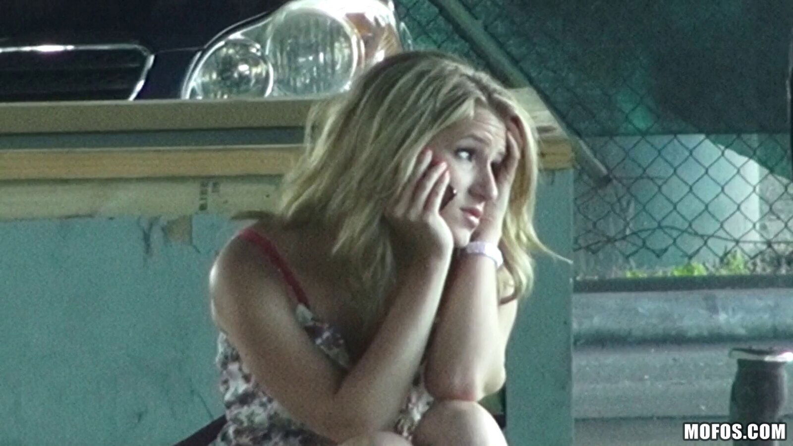 Blonde porn hottie Dixie Belle gets nailed in car fucking