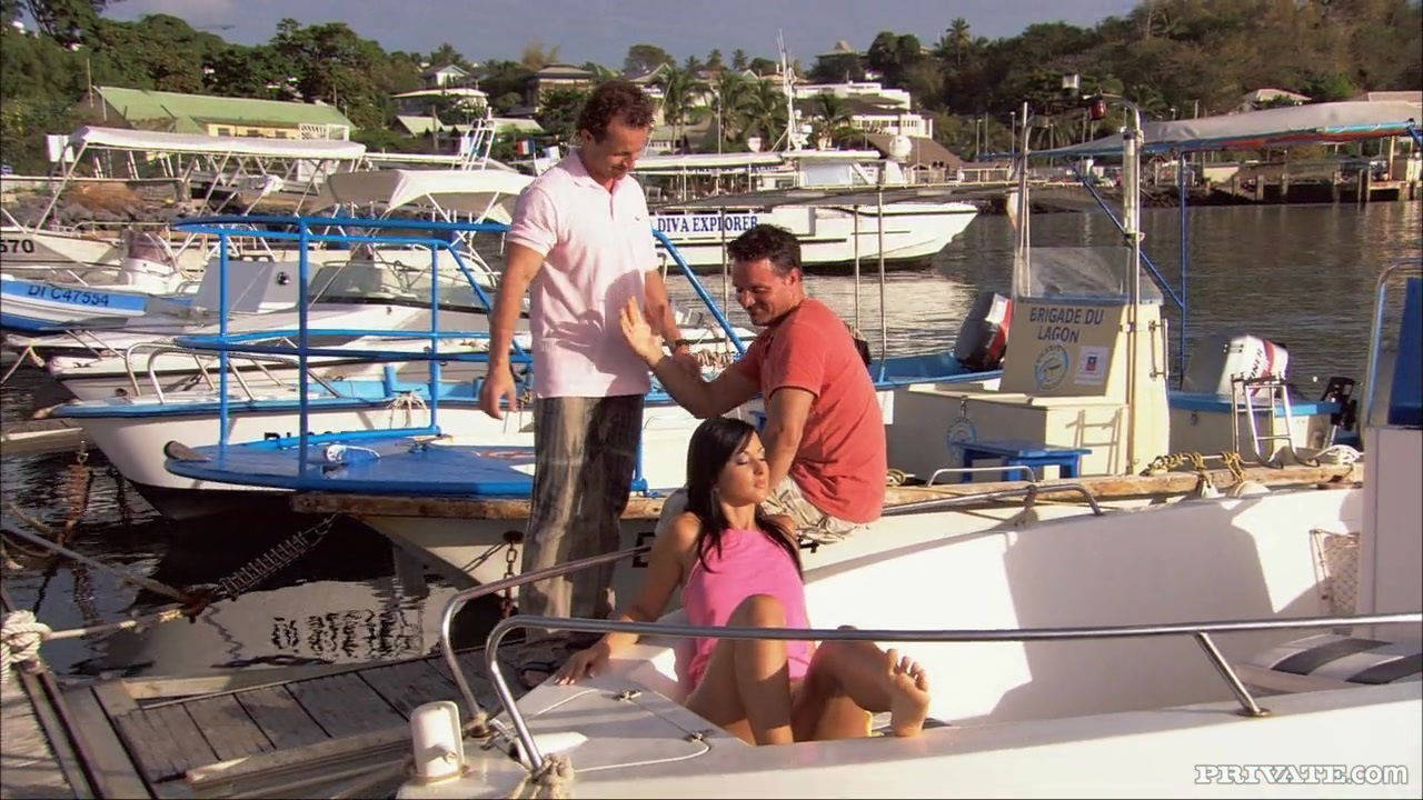 Simonne Style gets double penetrated beach