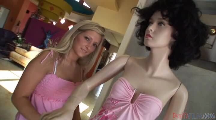 Carmen Kinsley enjoys sucking dick welcomes snatch