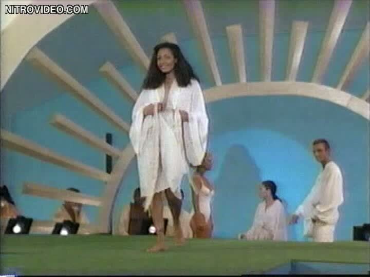 Super Hot Dana Delany and Lots Of Sexy Babes Walking Around Topless