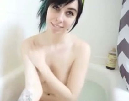 Hot emo teen is dildoing herself in the bathtub for your viewing pleasure