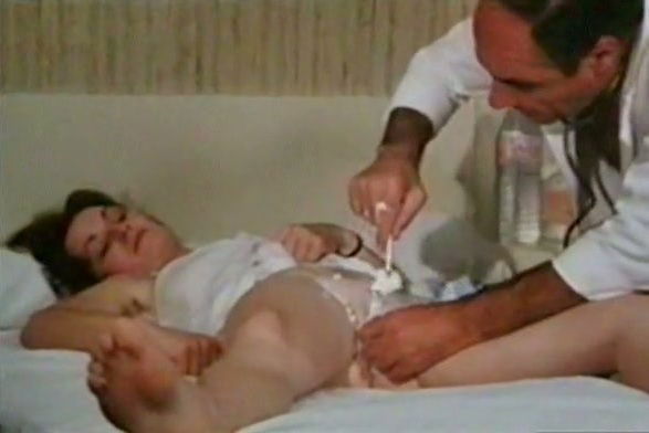 Perverted jerk doctor's uniform loved play with sexy patient's pussy