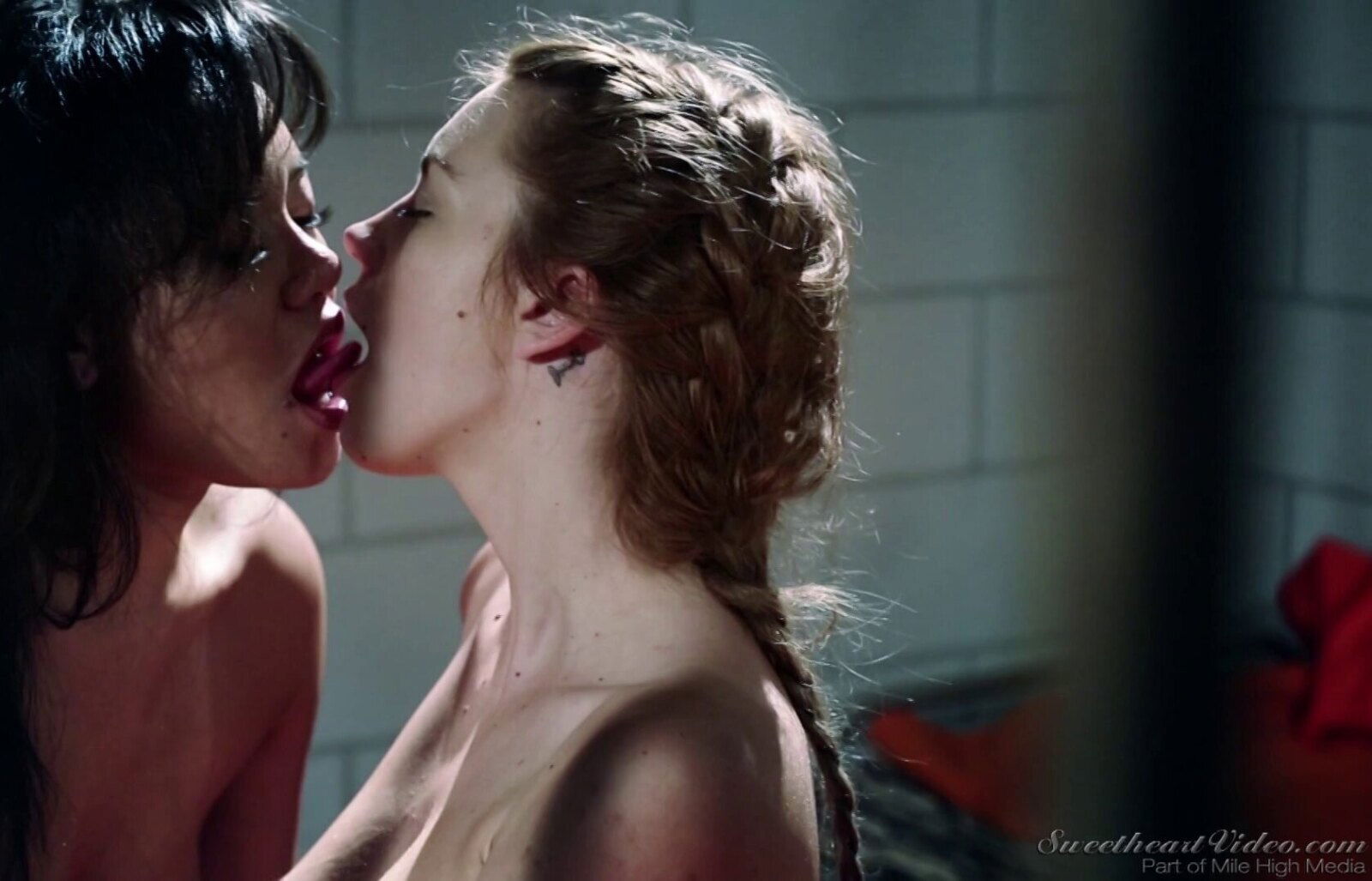 Lesbian prison inmates engage in a mind-blowing oral adventure