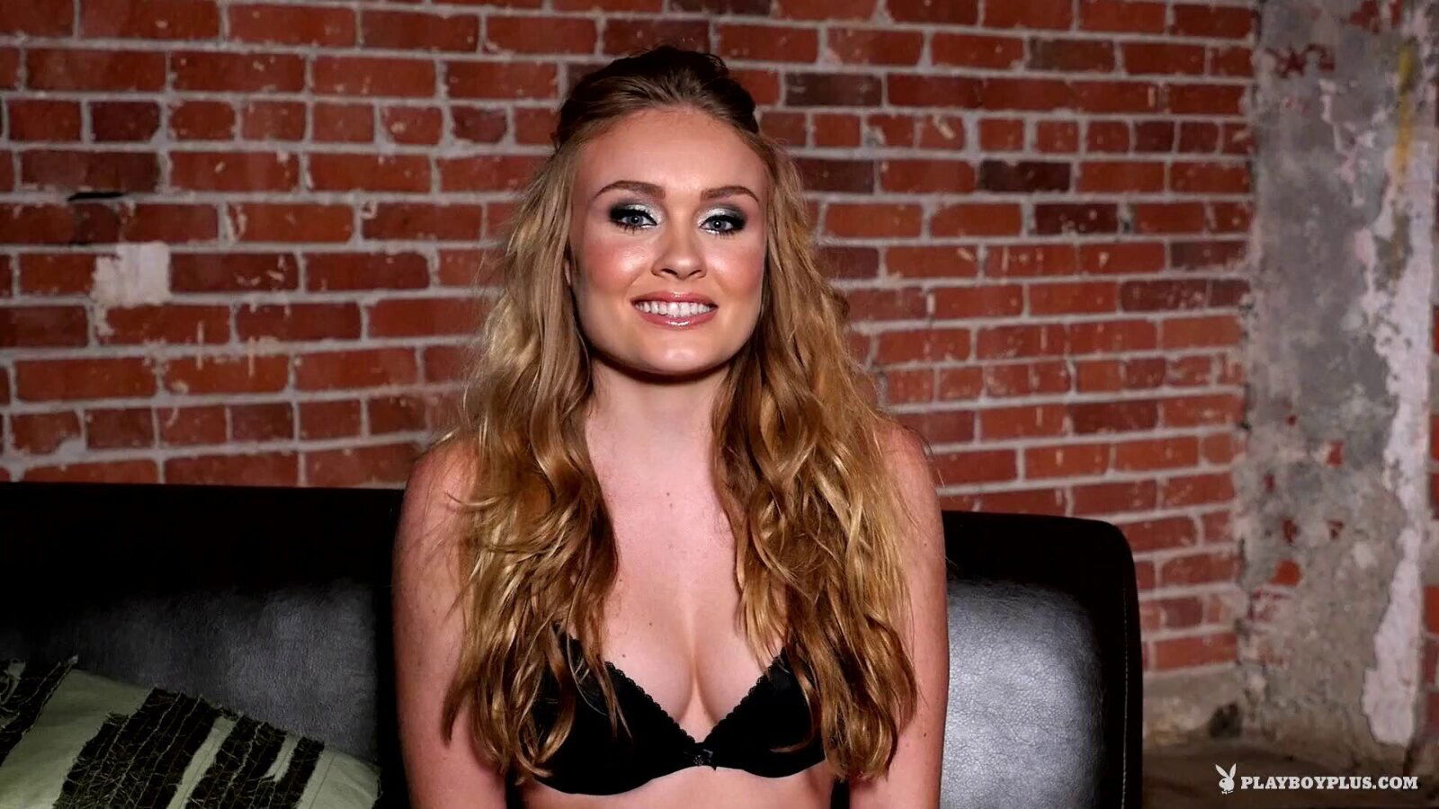 Elegant Harley proudly exposes intimate areas