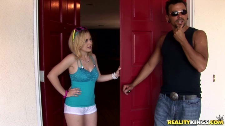 Hot sex outdoors with the horny blonde teen Cindi Loo