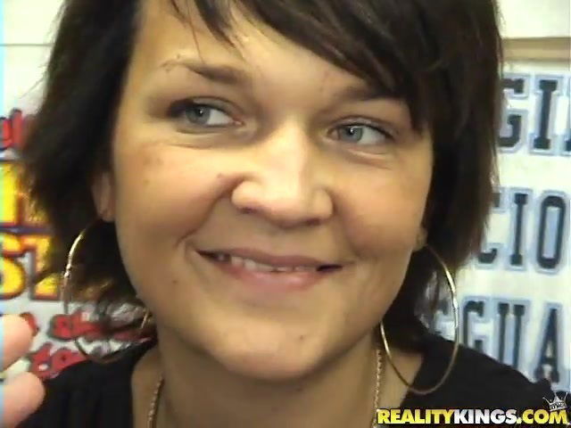 MILF Hunter fucker nails brunette woman