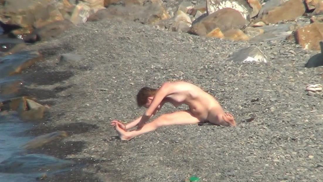 Sporty babe is being filmed in secret