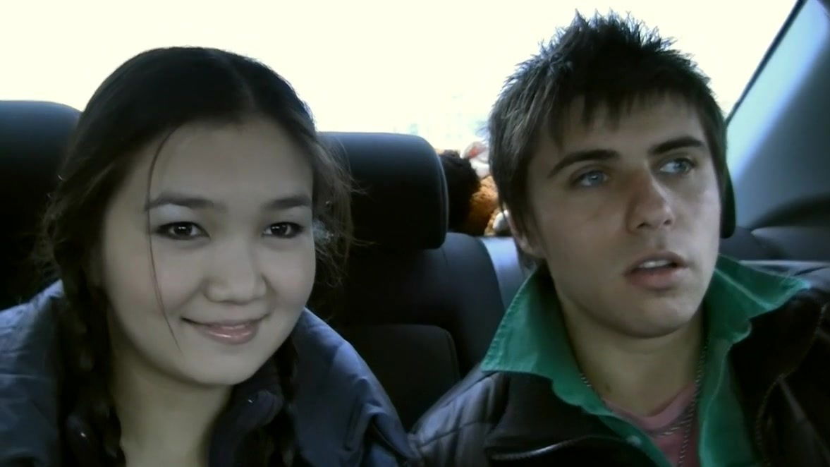 Sexy babe gives blowjob in the car