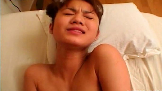 Japanese babe Sayaka Kusunoki gives a blowjob