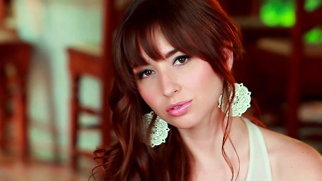 Outstanding redhead model Shay Laren showing