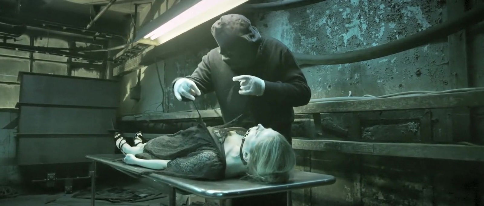 Estella Warren - The Stranger Within (2013)