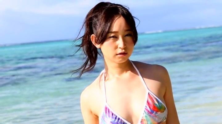 Lovely Asian girl Yumi Ishikawa swims ocean