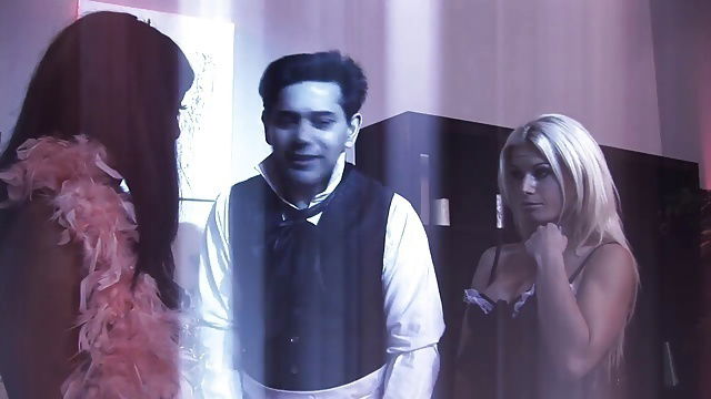 Victoria Paris Luna Luxx enjoy threeway fuck cafe