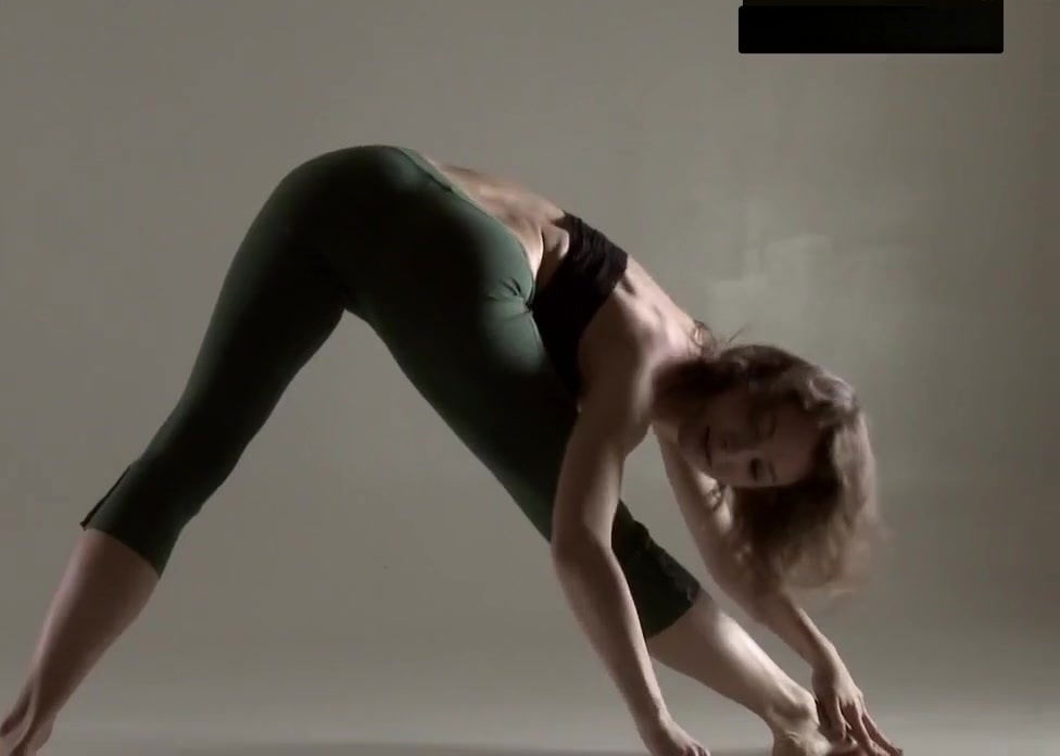 Razdery Noga In Tight Yoga Pants