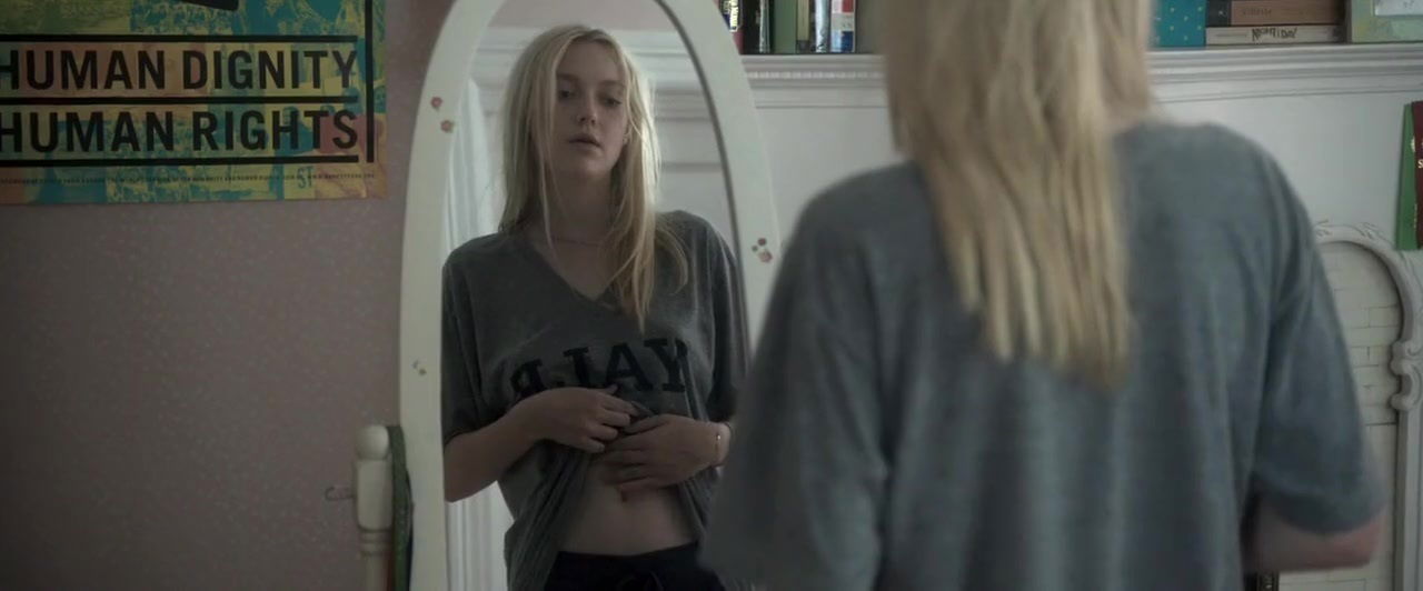 Dakota Fanning and Elizabeth Olsen in Very Good Girls (2013)