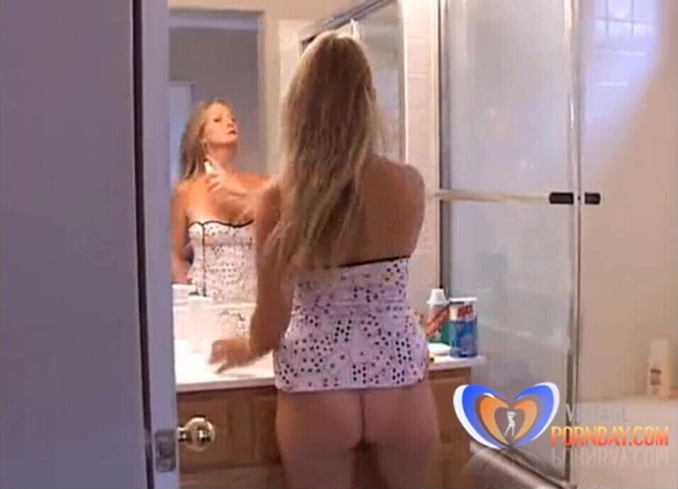 Milf prepares herself for passionate fuck