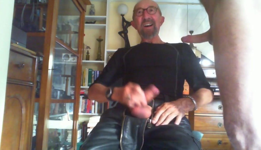 Der geile alte wichser wird angespritzt.