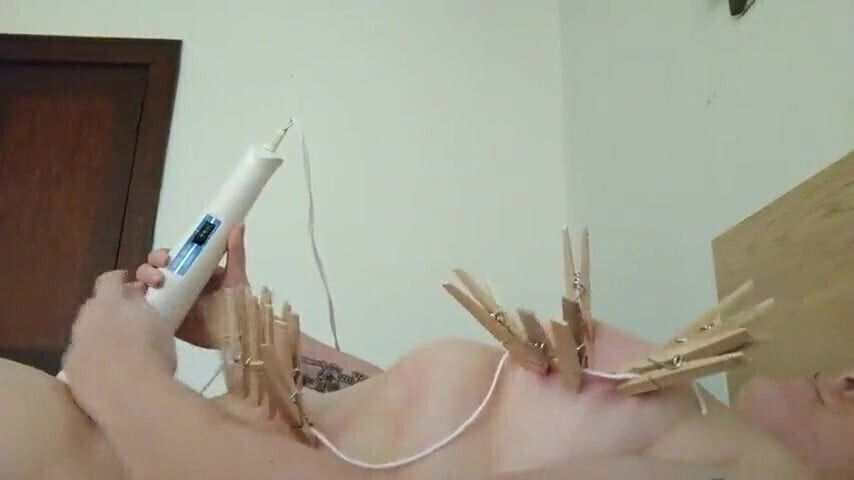 Fettsau wichst mit Klammern an den Titten!