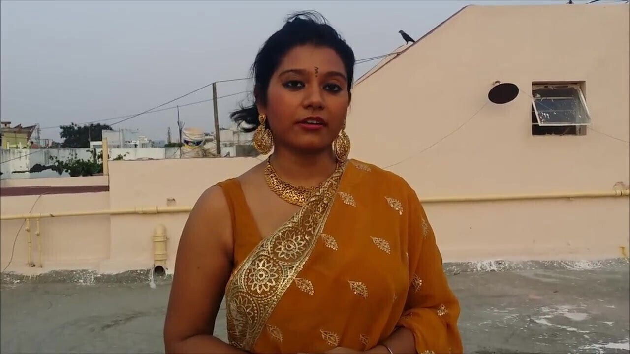 sexy bhabhi wearing saree