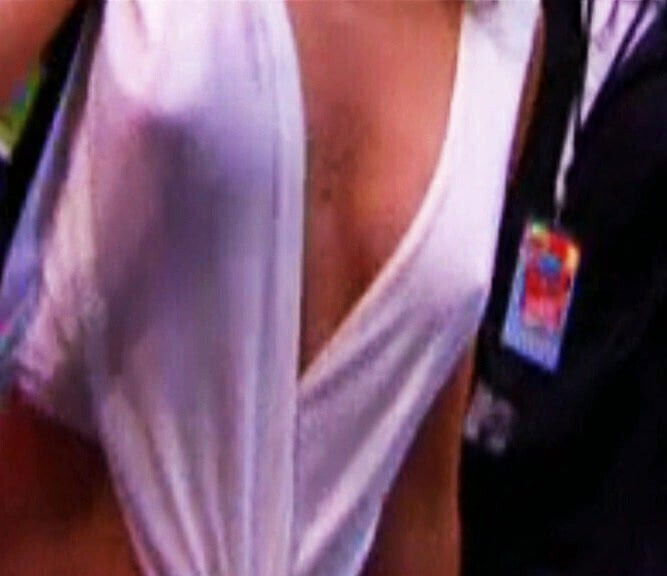  Kylie Minogue - See-Thru Nipples - MTV Awards 2002 