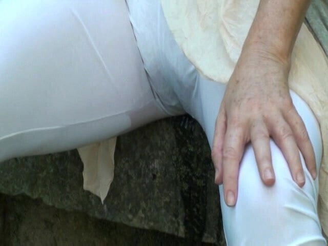 Cleo se masturba i se le escapa el pis
