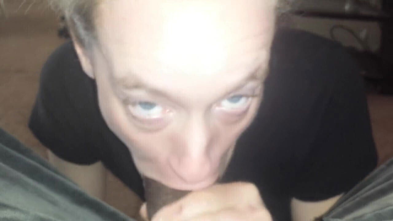 White trash stretching her pussy mouth for BBC