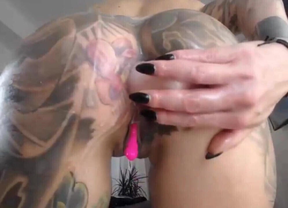 Tattooed wench let three squirt ...