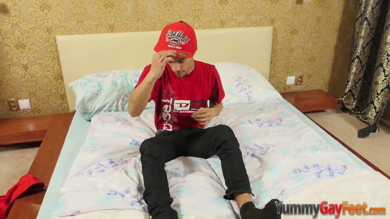 Latino sucks his toes