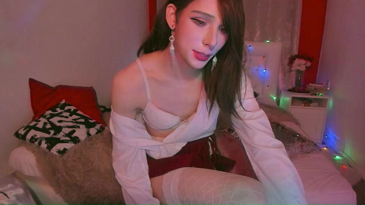 Polish Diva Gets Dolled Up And Cums