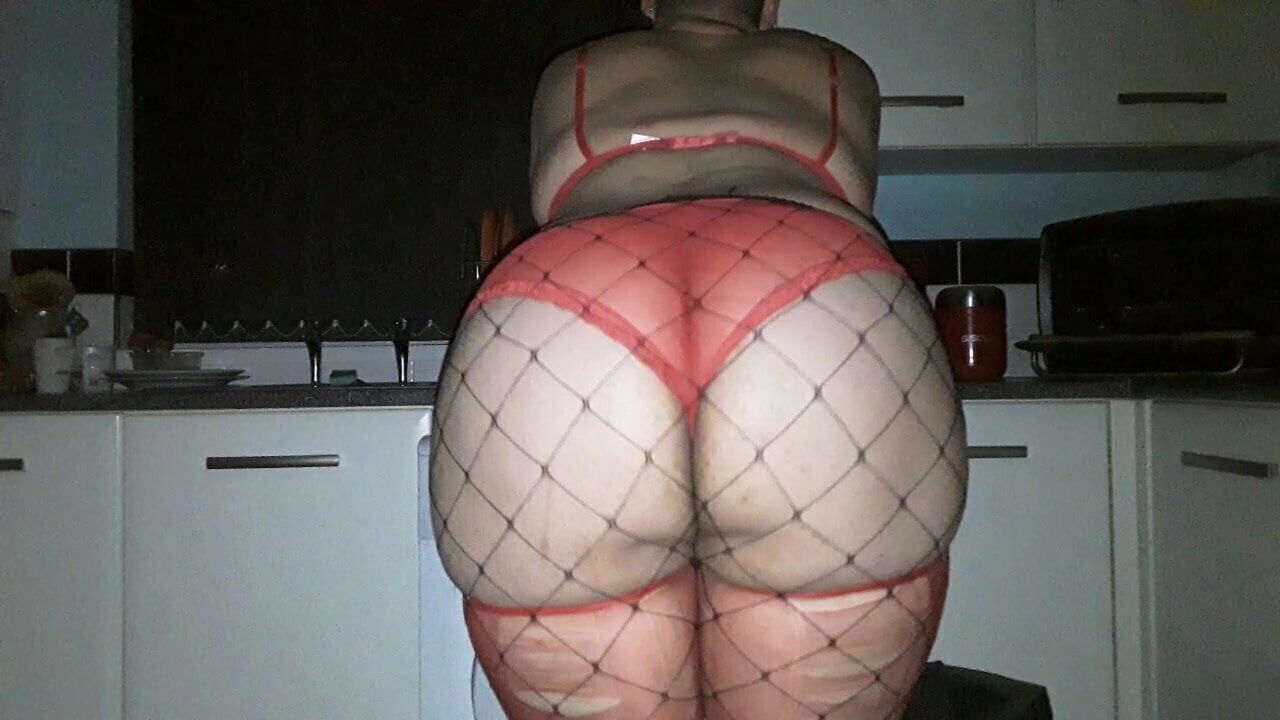 Big booty fishnets an red panties 