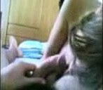 O filmeaza cu telefonu cand o fute si ii da muie