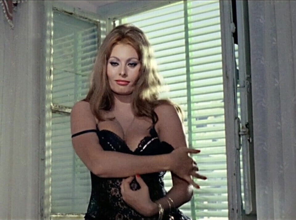 Sophia Loren striptease 1963